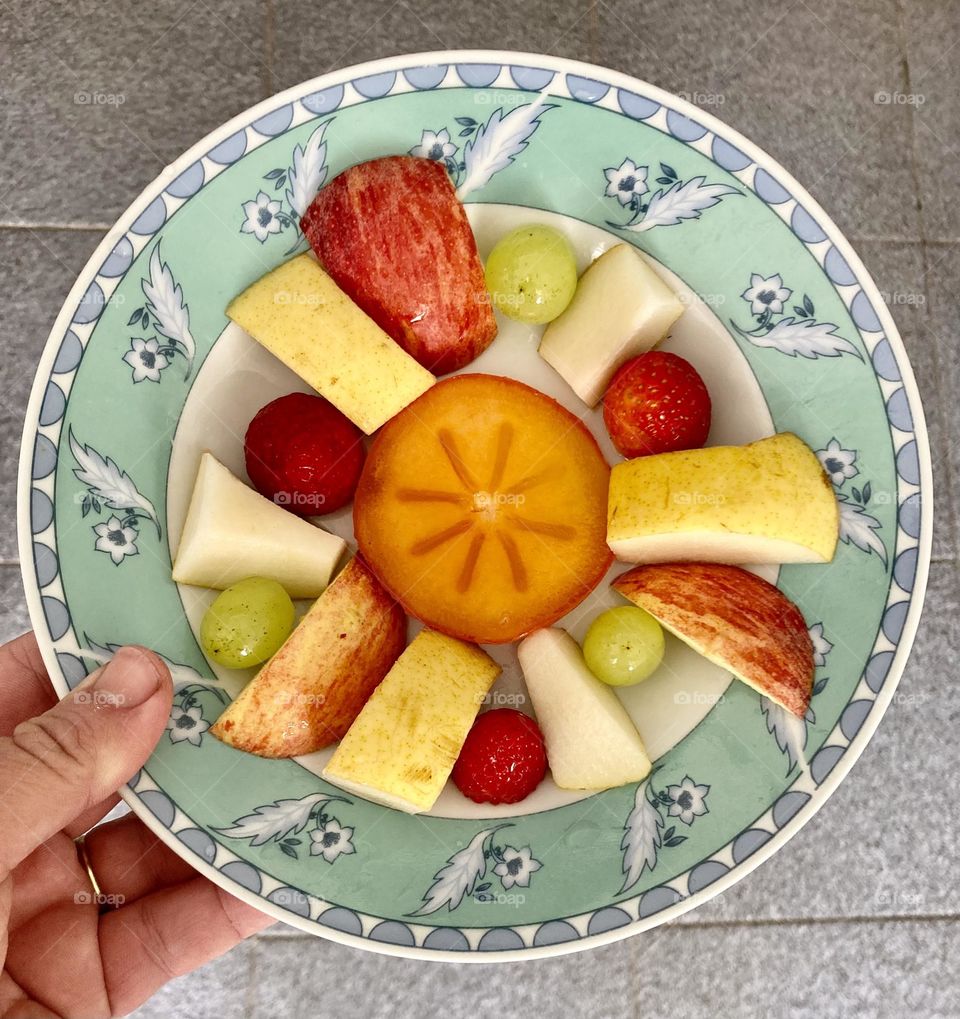 🇺🇸 Delicious fruits to bring health to the body: today we have apples, pears, strawberries, grapes and persimmons. / 🇧🇷 Frutas deliciosas para trazer saúde ao corpo: hoje temos maçã, pêra, morango, uva e caqui.