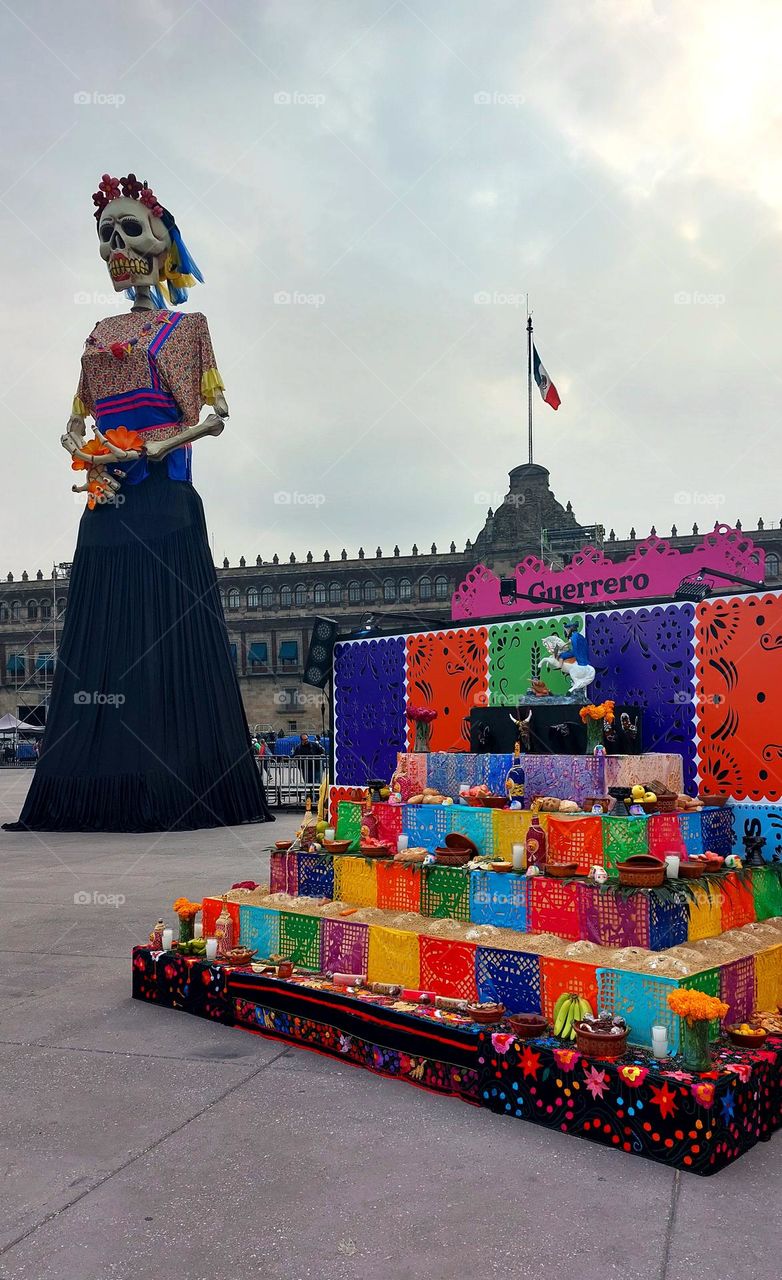 Ofrenda monumental en Ciudad de México.
México es tradición.
Celebración de día de muertos.