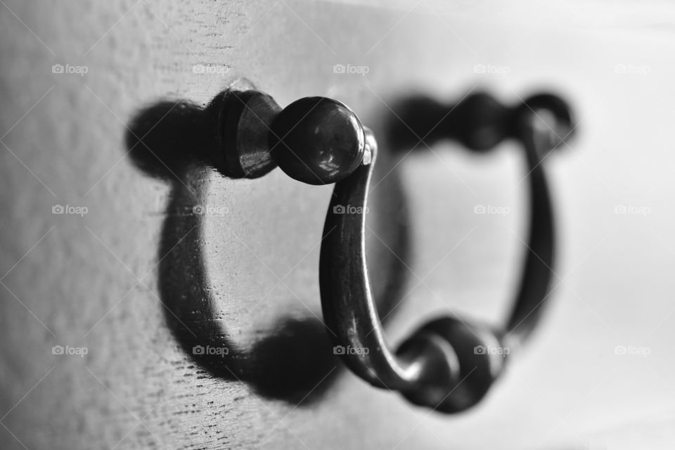 Griff einer Schubladenkommode mit Spiegelung