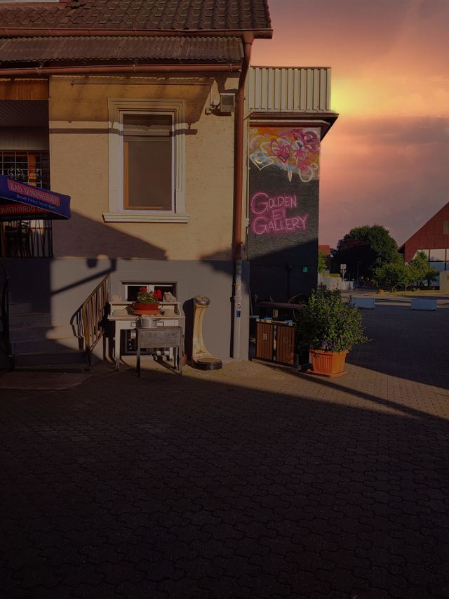 Una bella cafetería que me encontré en un pueblo de Alemania. Amo la combinación de colores. Solo ver la foto hace que quiera ir allá.