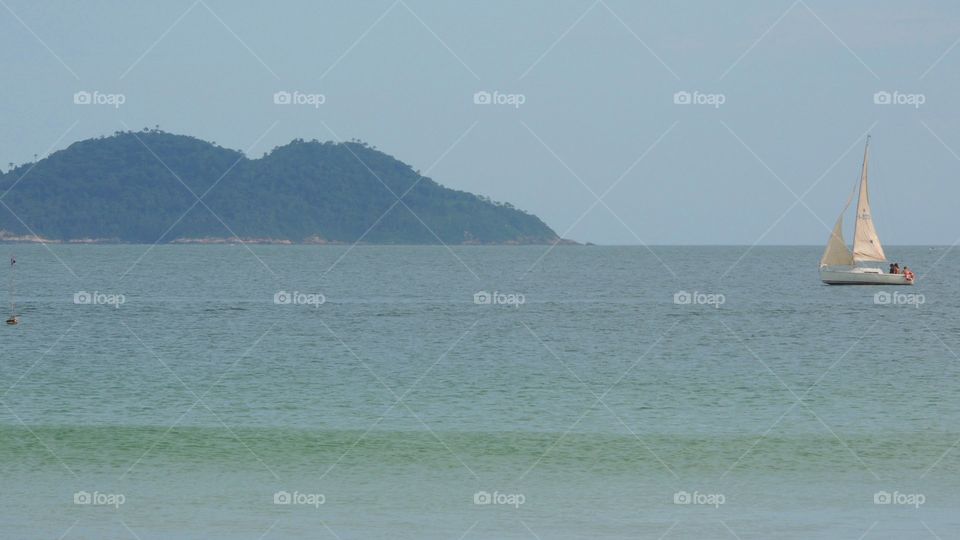 Sailboat on the beach of the Pântano do Sul ⛵️