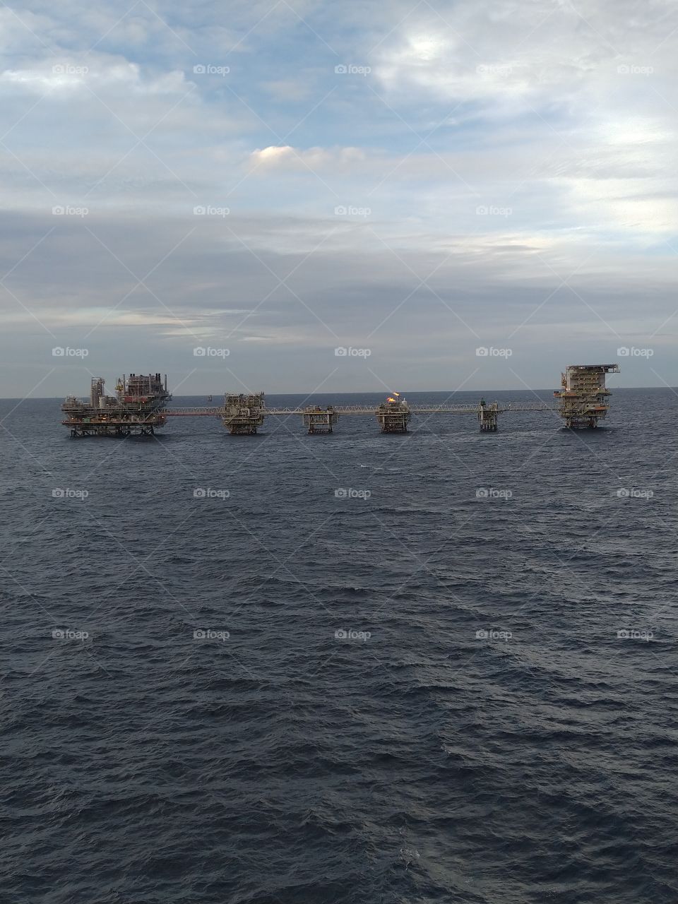 Offshore life at Java Sea

Sedikit berawan dan angin berhembus cukup kencang menyambut pagi hari.#Ganbate