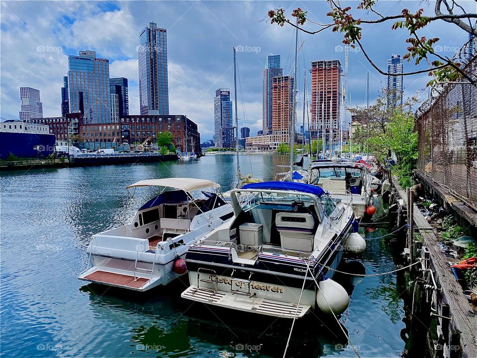 The „East River“ at „Newtown Creek“ by the „Pulaski Bridge“ is shiny and sleek as well as highly reflective today. 2023. Hypnotic Productions