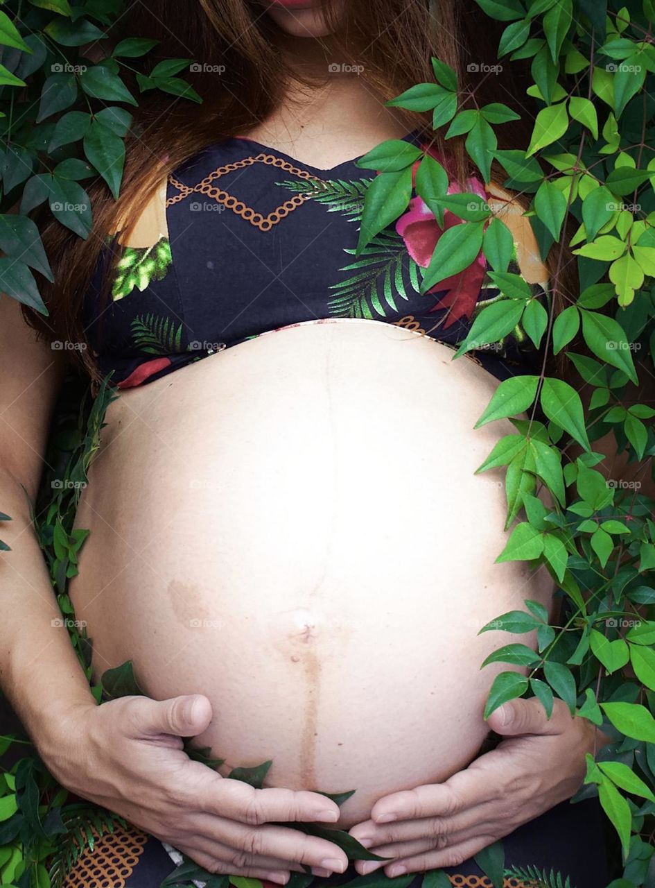 Circle (pregnant woman's belly)