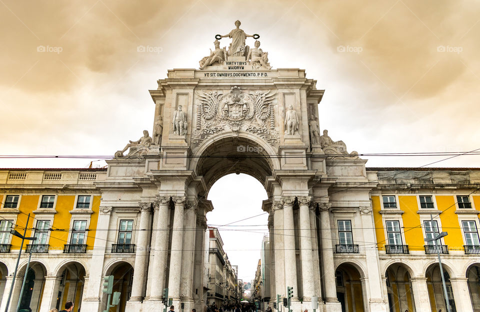 Arco de la Rua Augusta en la Plaza del Comercio de Lisboa, quizás el sitio turístico más importante de la capital lusa y uno de los edificios más emblemáticos de la ciudad.