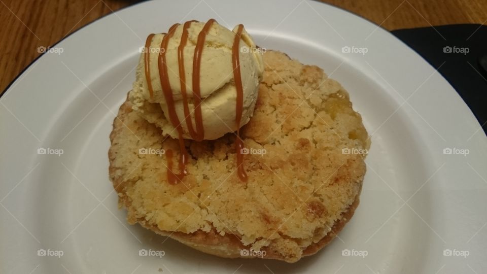 apple crumble with ice cream