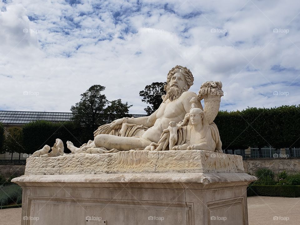 estatua disfrutando de una bella tarde de verano parisino