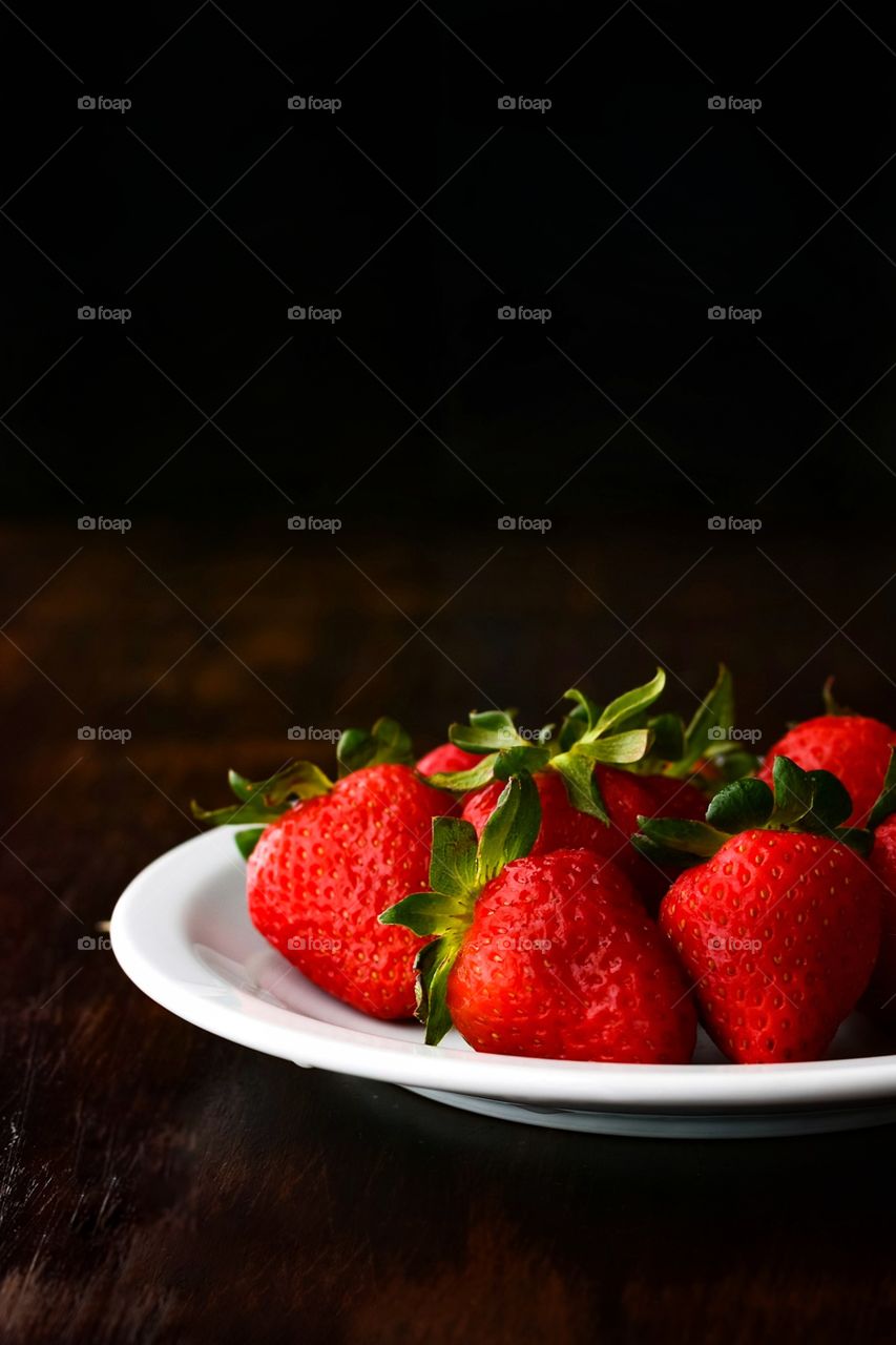 frutillas con fondo negro