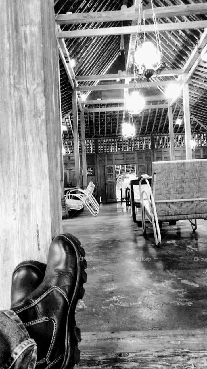 A coffee shop with the nuances of a traditional joglo house typical of old Javanese culture