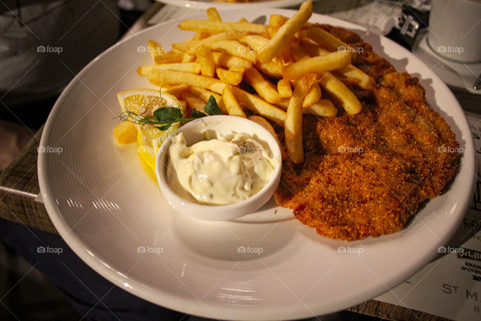 Becka steak with tartar sauce and ponfrit