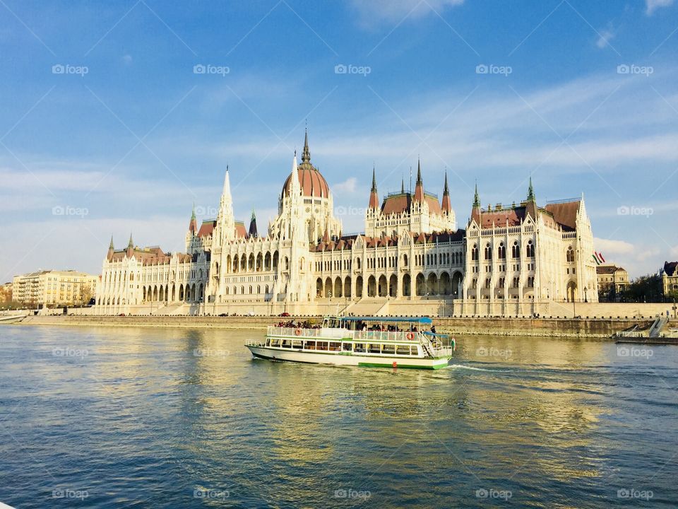 Hungarian parlament with a boat in front of it 