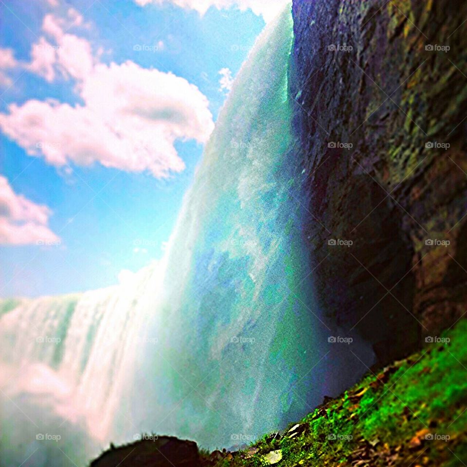 gushing Niagara Falls 
