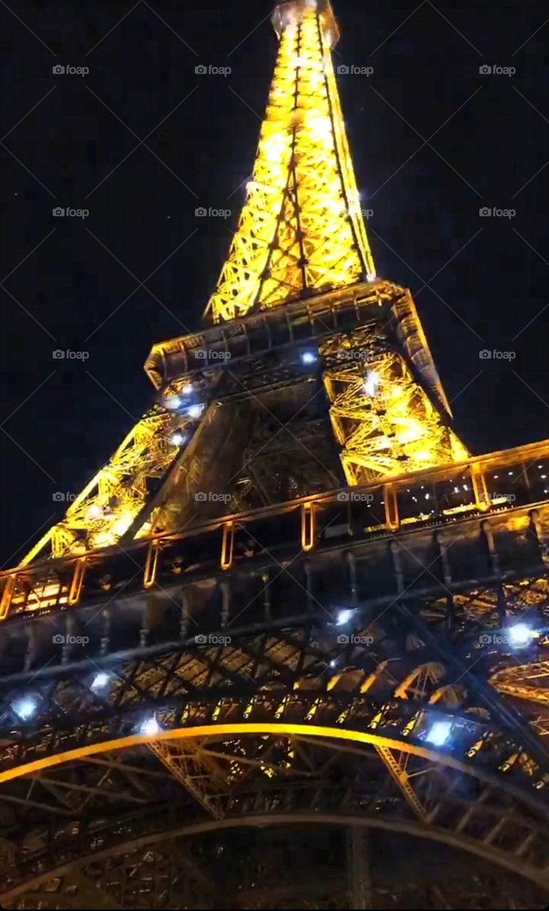 Эйфелева башня ночью