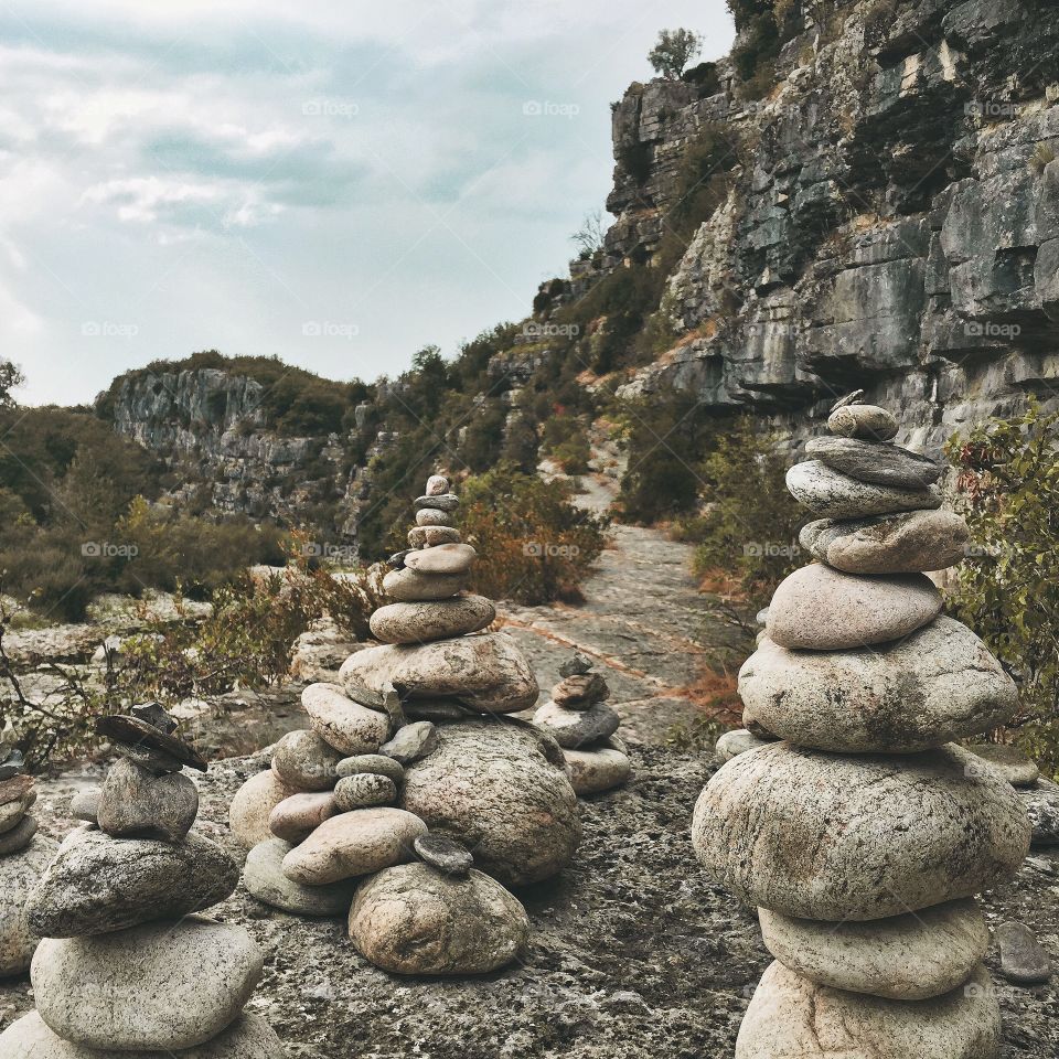 Uno stone-stackos. Ardèche , France
