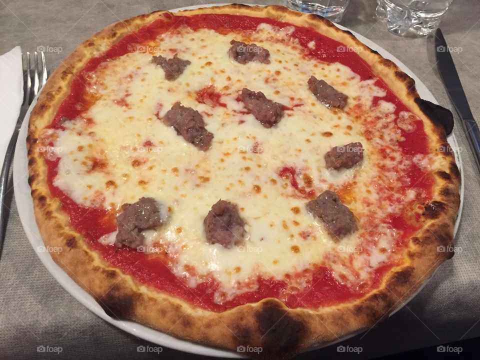 Pizza con la Salsiccia • Pizza with Sausage