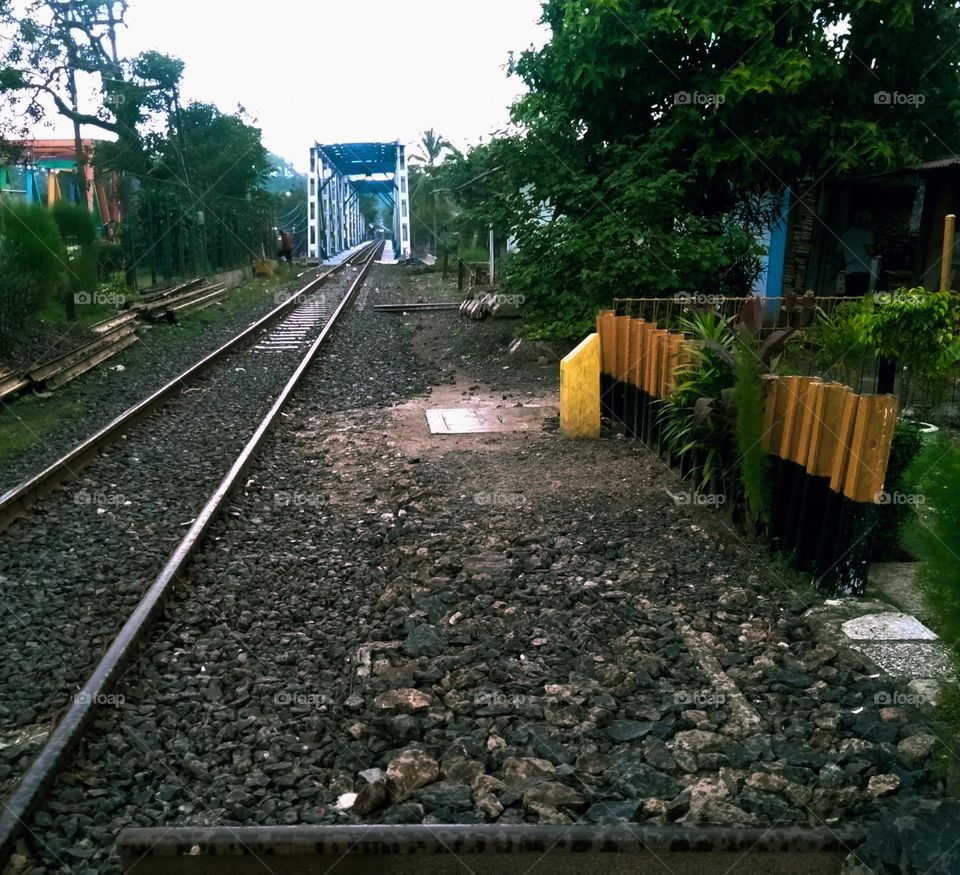 This railway line is still functioning and is still in operation for railroads with various destinations and that bridge is to be able to access crossings.