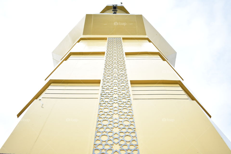 melihat ke atas dan jangan lupakan yang di bawah