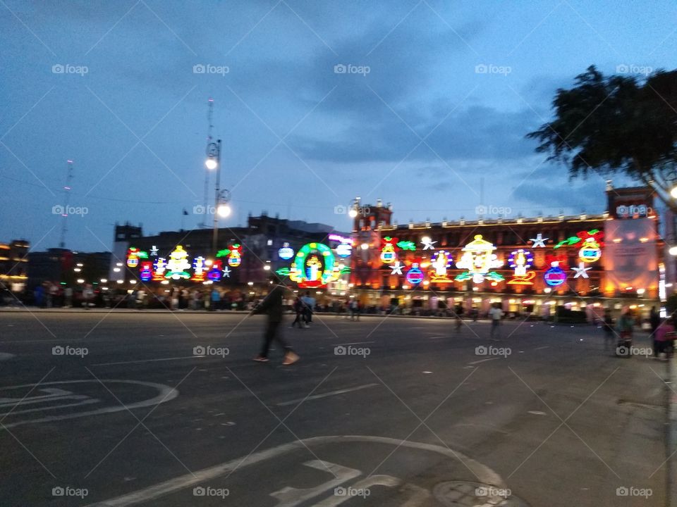 las luces de navidad iluminado los edificios.