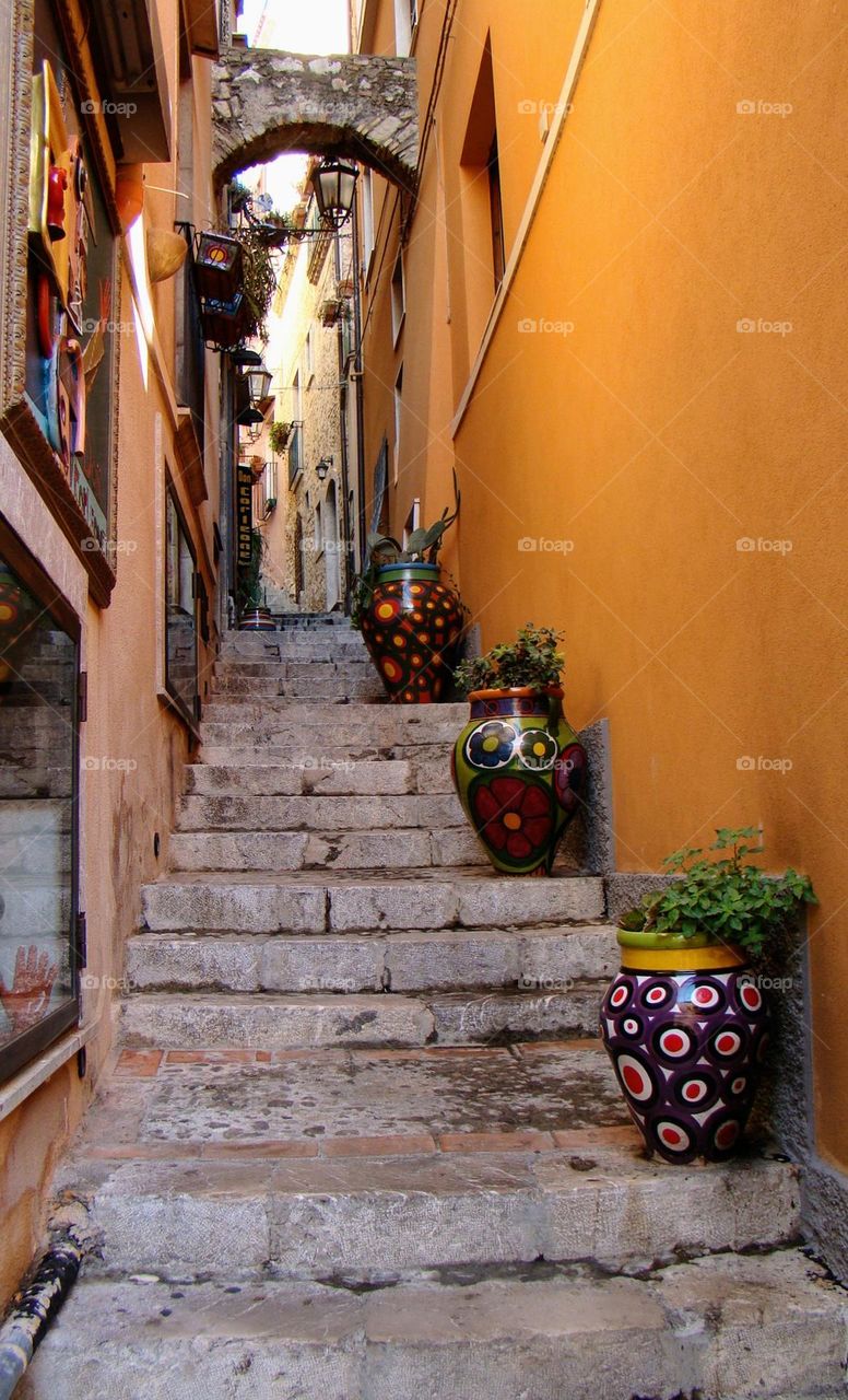 Plants in pots💚 Stairs💚 Narrow street💚