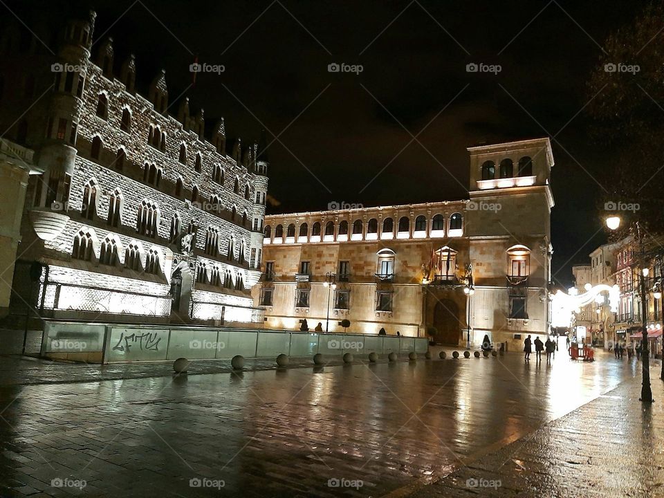 Casa de Botines y Diputación de León