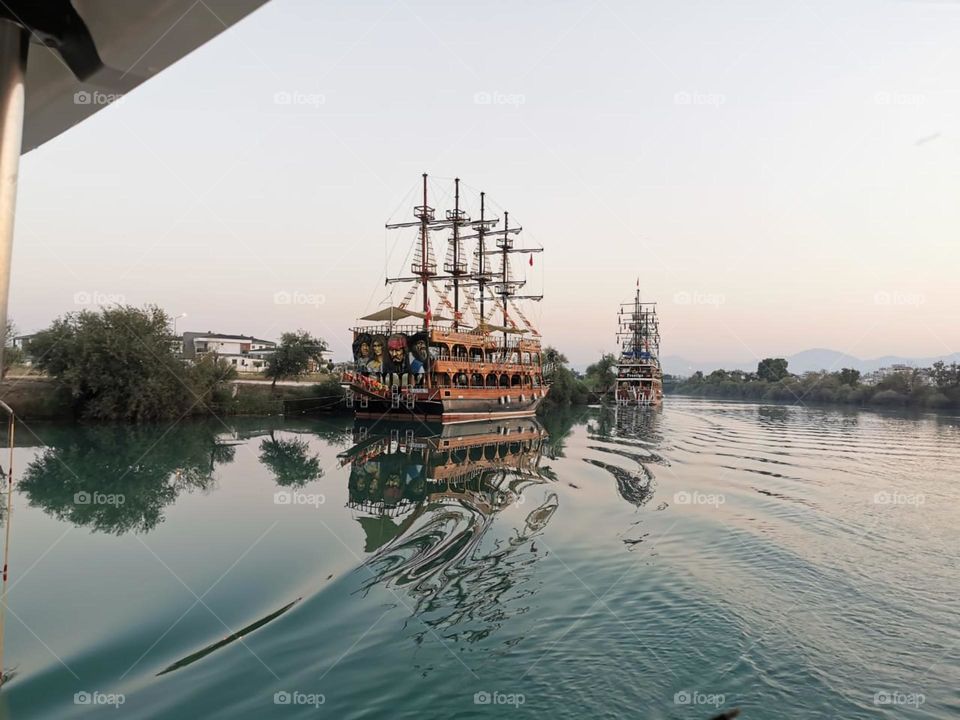 Красивый пейзаж пиратских коробления в бухте 