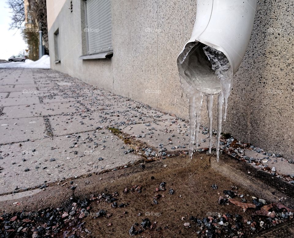 Drainpipe with icicles (street perspective)