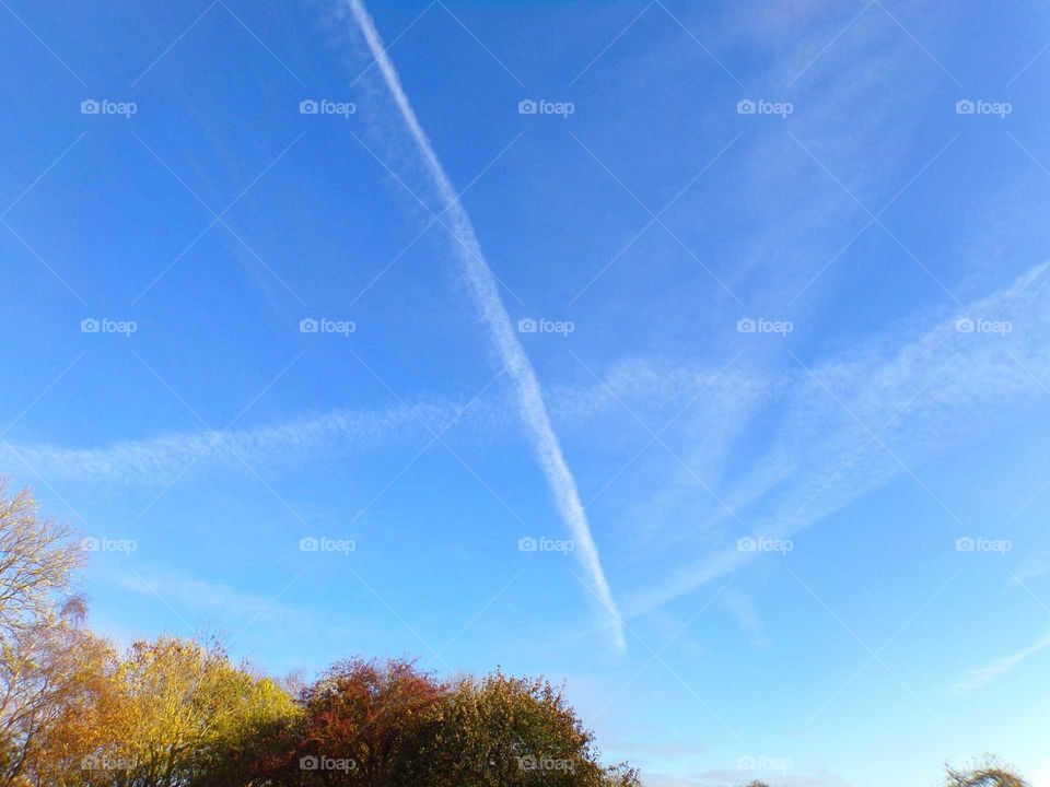 Kondensstreifen am Himmel