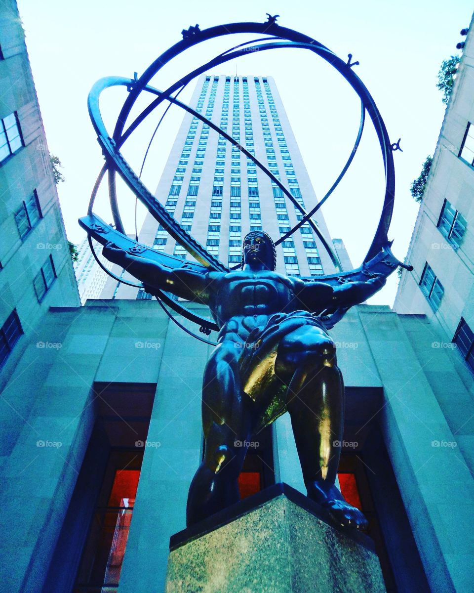 La estatua del rockefeller center en la ciudad mágica de nueva york. Una belleza en pleno downtown 