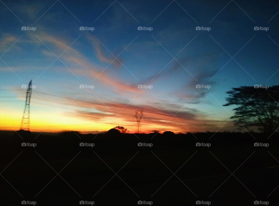 Every day, the road provides us with a different spectacle in the sky... like these open wings in the sky formed by clouds colored by the sunset!