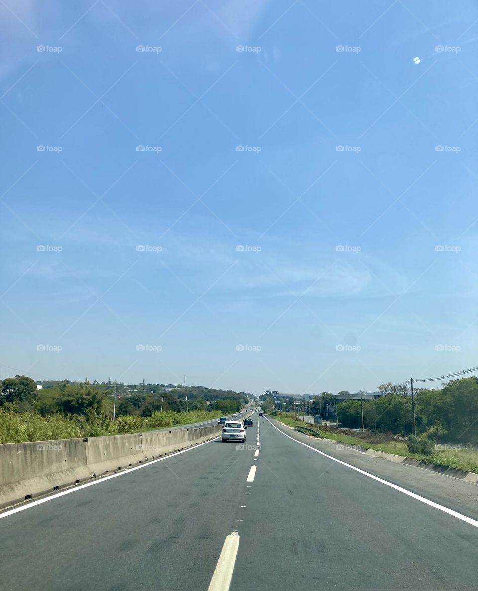 Céu azul na Hermenegildo Tonolli, em #Itupeva. 
Viva a #natureza e a sua beleza. 
📸
#FOTOGRAFIAéNOSSOhobby
#sky #céu #nature #horizonte #fotografia #paisagem #landscapes #inspiração #mobgrafia #XôStress #azul #blue