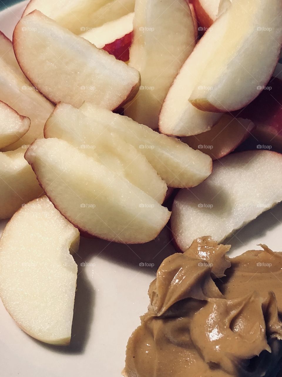 Crisp Apple Slices With Creamy Peanut Butter