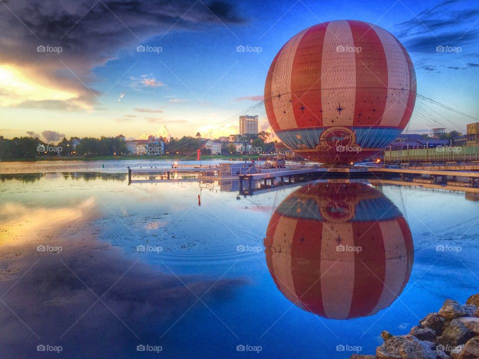 Hot air ballon reflection in lake