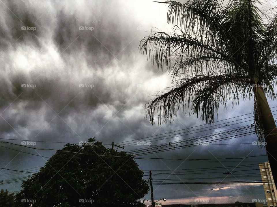 A rainy day in Brazil!  Many clouds carried in the beautiful landscape. Let it be a light rain. / Um dia chuvoso no Brasil! Muitas nuvens carregadas em meio à bonita paisagem. Que seja uma chuva mansa. 