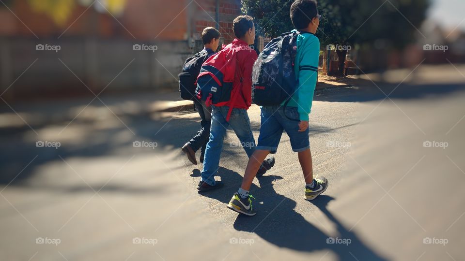 Garotos indo à escola.