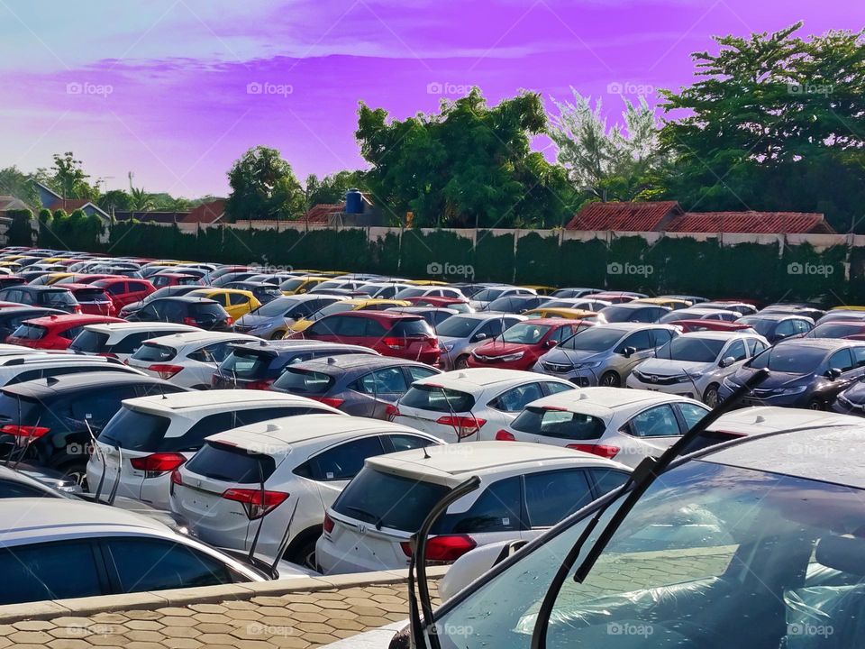 View of Field warehouse car, open warehouse, sedan car ready for sale, multi colored vehicle, four wheeled cars of various specifications, sedan cars, SUV cars, MPV cars, hatchback cars, white SUV cars, MPV red cars, privat cars, transportastion, tec