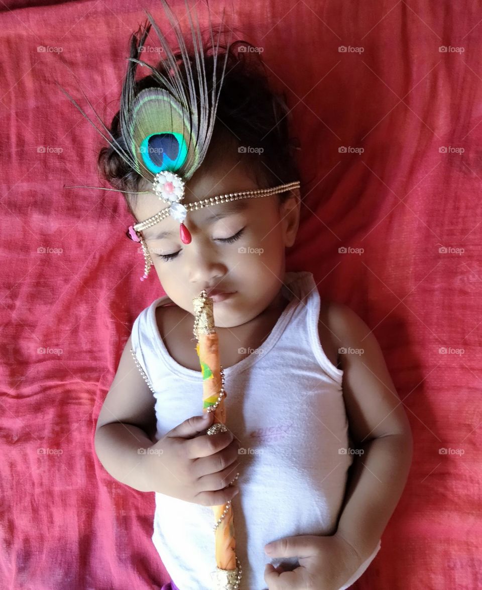 sleeping child ❤️
sleeping Krishna 🥰
a child is sleeping just like Krishna.