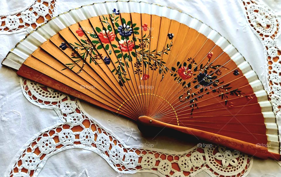 Abanico de madera pintado a mano y mantel de croché