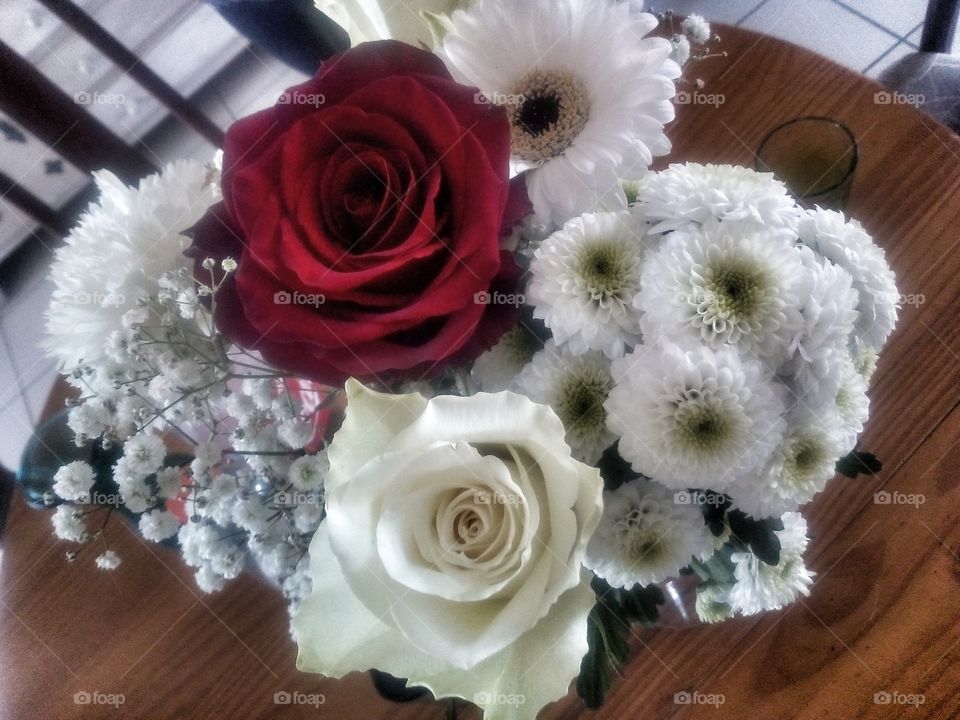 Bouquet de fleurs de rose rouge et blanche et autres fleurs blanches
