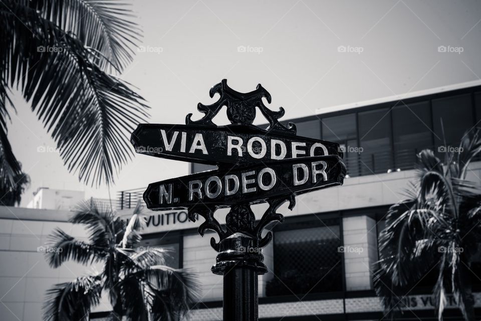 Rodeo drive sign