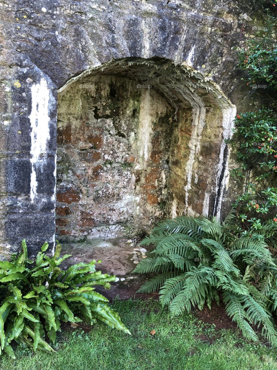 I am in awe of this lovely little fortress alcove found at a Devon country house and all wrapped up in nature.