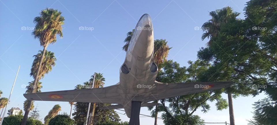 Avión en plazoleta