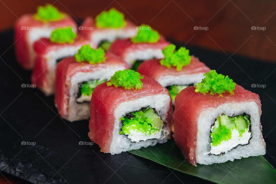 roll with tuna and tobiko caviar