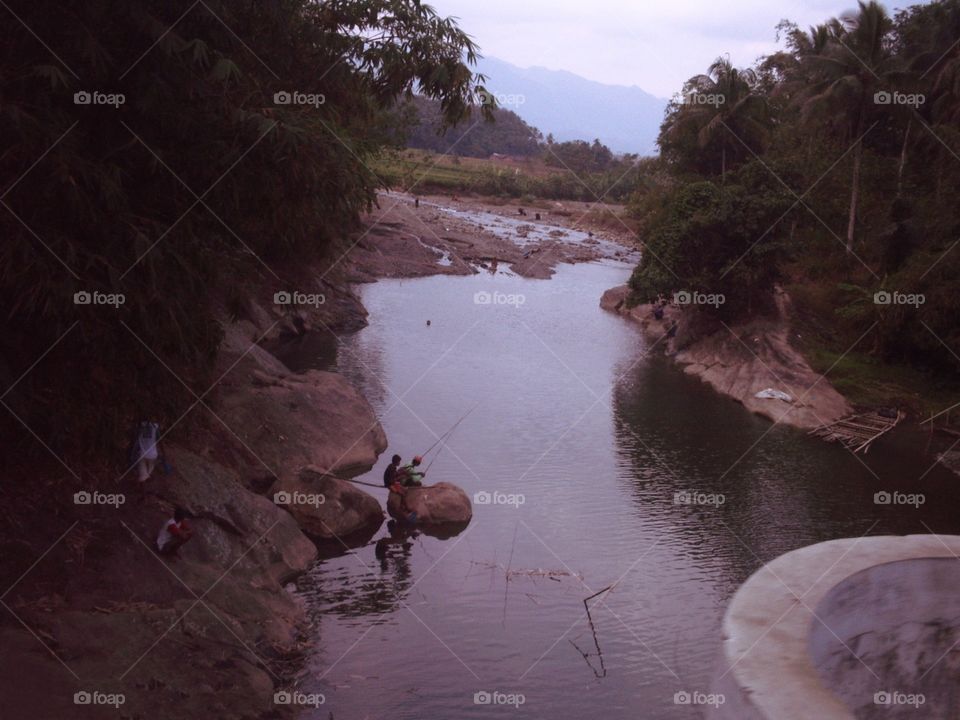 mancing di sungai