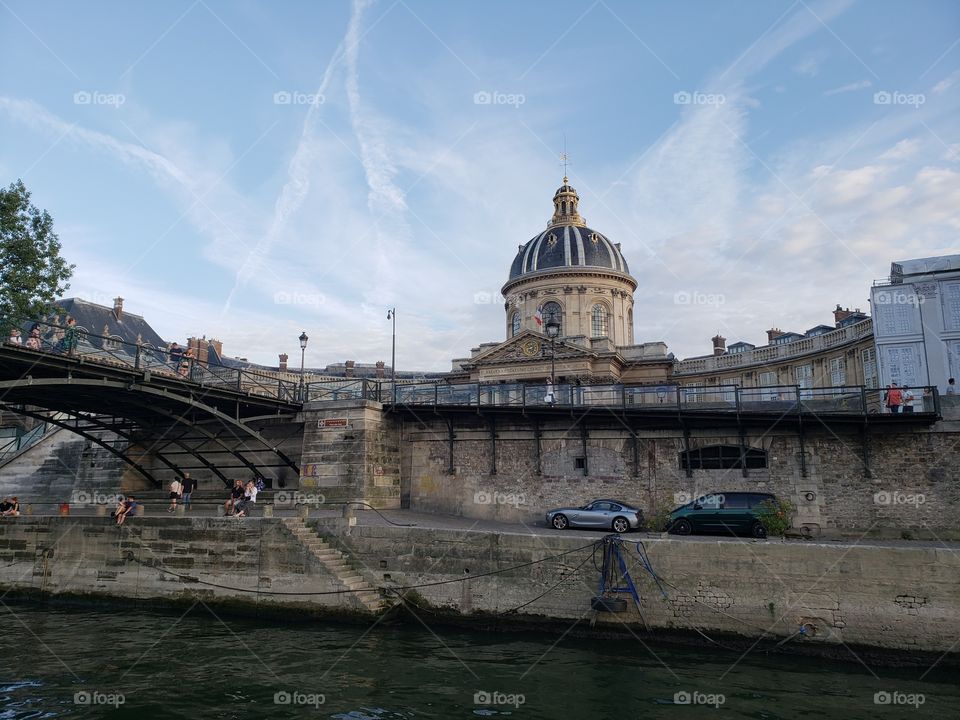 estilo de vida en París contemplado desde el Sena