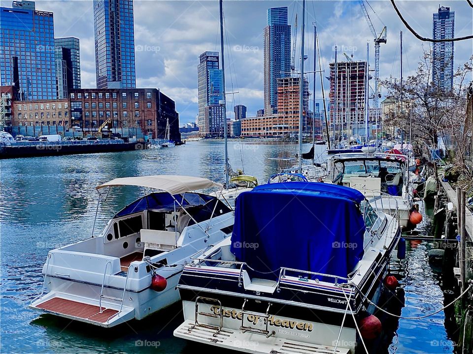 The sights at “Newtown Creek” in “Long Island City”, Queens are both urban and idyllic due to the harbor motif created by the great variety of boats that are tied up here. 2023. Hypnotic Productions