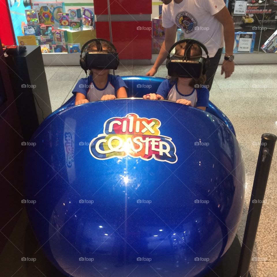 Wings to the imagination!
 How nice to enjoy one day with these crazy little girls.  Especially if they dive into a virtual trip ...
🥰
Como é legal curtir um dia c/ essas menininhas. Especialmente se elas mergulham numa viagem virtual.