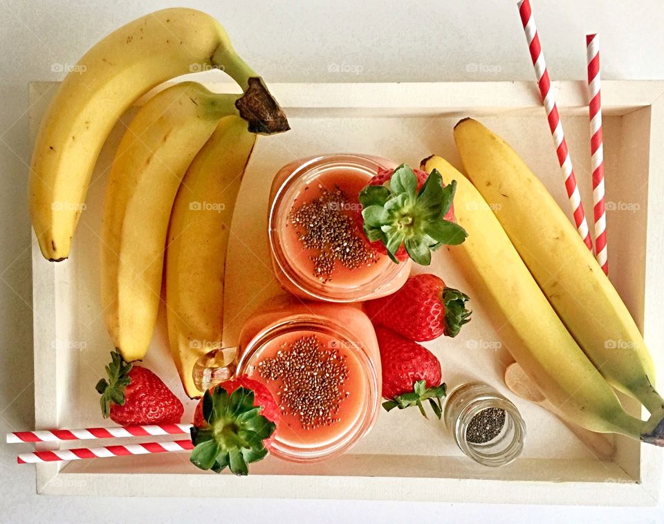 Banana and strawberry smoothie and smoothie kit