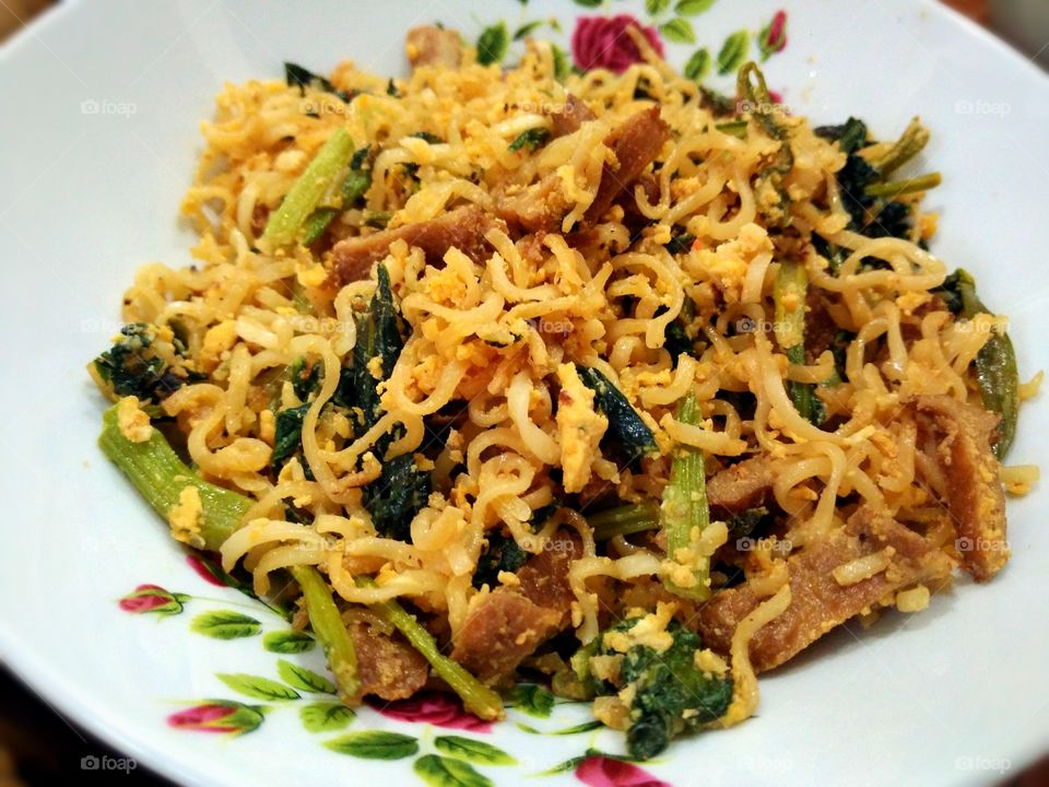 Stir-fried noodle with meat and vegetables