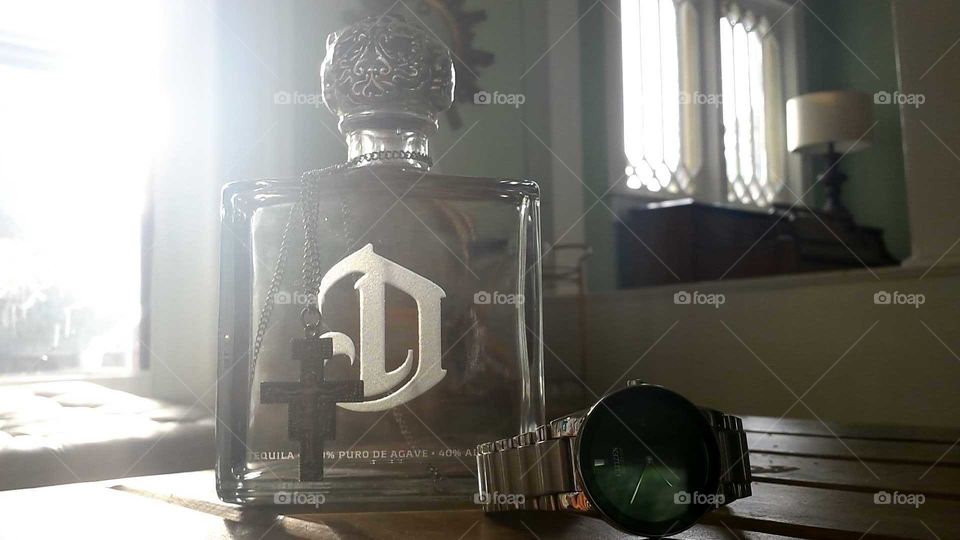 DeLéon Tequila. Living the topshelf life.
