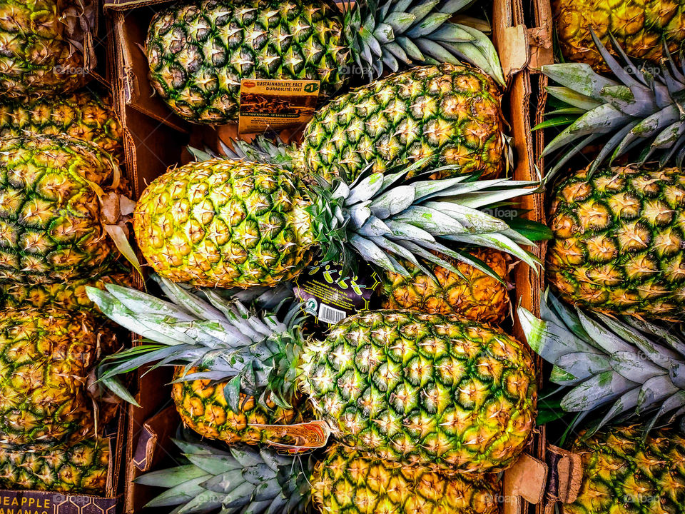 produce summer pineapples